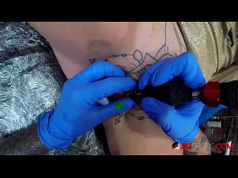❤️ Keçika pir tattookirî Sully Savage tattooek li ser klîtorê xwe kir. ❤ Vîdyoya anal li me ku.com-porn-hat.ru ❌